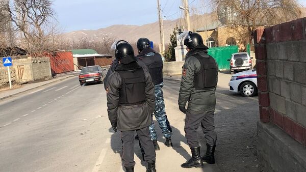 Сотрудники правоохранительных органов охраняют порядок на на границе Кыргызстана и Таджикистана. Архивное фото - Sputnik Кыргызстан