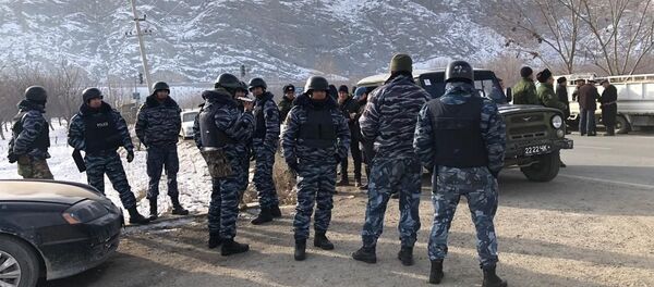 Сотрудники правоохранительных органов охраняют порядок на на границе Кыргызстана и Таджикистана в местности Жака-Орук - Sputnik Кыргызстан