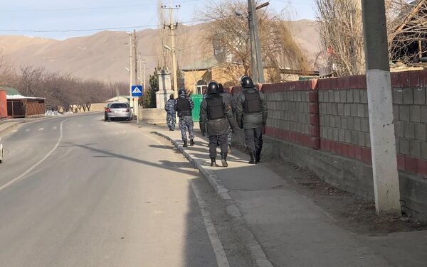 Пограничные наряды Кыргызстана и Таджикистана продолжают патрулирование территорию вдоль условной линии госрубежей - Sputnik Кыргызстан