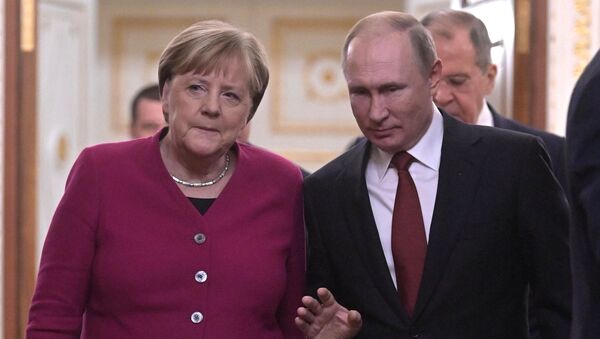 Президент РФ Владимир Путин и федеральный канцлер Германии Ангела Меркель перед совместной пресс-конференцией по итогам встречи. - Sputnik Кыргызстан