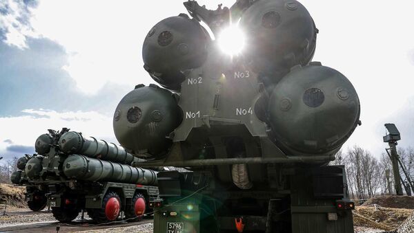 Боевые расчеты новейших зенитных ракетных систем С-400 Триумф. Архивное фото - Sputnik Кыргызстан