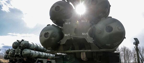 Боевые расчеты новейших зенитных ракетных систем С-400 Триумф. Архивное фото - Sputnik Кыргызстан