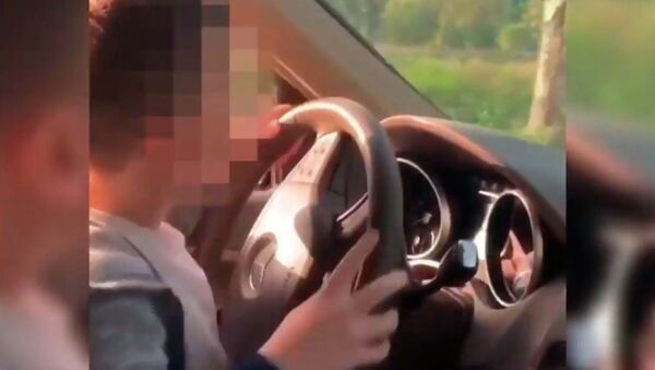 Шестилетний мальчик едет за рулем Gelandewagen в Алматы — отец наказан. Видео - Sputnik Кыргызстан
