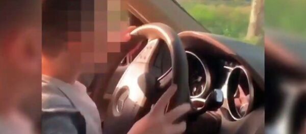 Шестилетний мальчик едет за рулем Gelandewagen в Алматы — отец наказан. Видео - Sputnik Кыргызстан