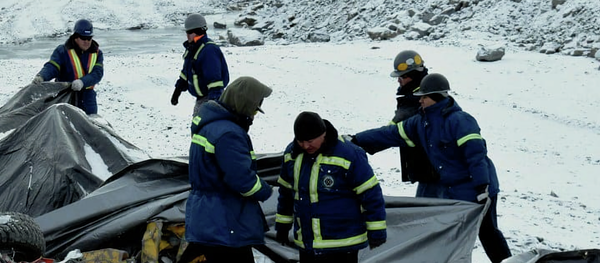 Поминальная молитва по двум пропавшим без вести сотрудникам в Кумтор - Sputnik Кыргызстан