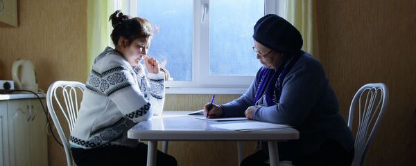 Сотрудник службы переписи населения во время работы. Архивное фото - Sputnik Кыргызстан