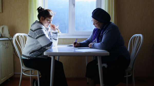 Сотрудник службы переписи населения во время работы. Архивное фото - Sputnik Кыргызстан