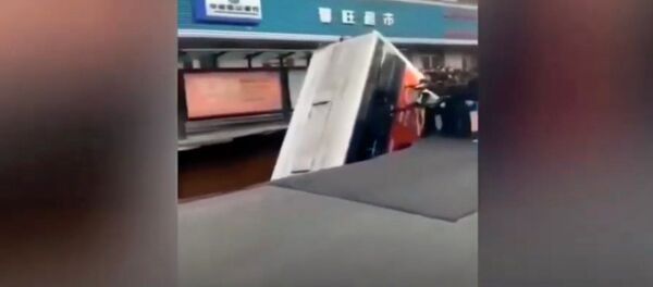 Автобус с людьми ушел под землю на остановке в Китае — шокирующее видео - Sputnik Кыргызстан