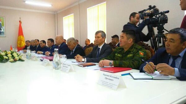 Баткенде кыргыз-тажик бийлик өкүлдөрү чек ара маселесин талкуулап жатышат - Sputnik Кыргызстан