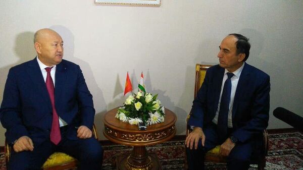 Баткенде кыргыз-тажик бийлик өкүлдөрү чек ара маселесин талкуулап жатышат - Sputnik Кыргызстан