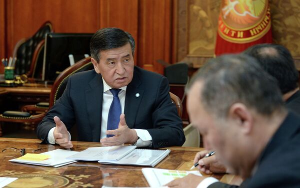 Президент Сооронбай Жээнбеков назвал приоритетными направлениями деятельности финансовых институтов Кыргызстана поддержку перерабатывающей, швейно-текстильной отрасли, сферы туризма и малой энергетики - Sputnik Кыргызстан