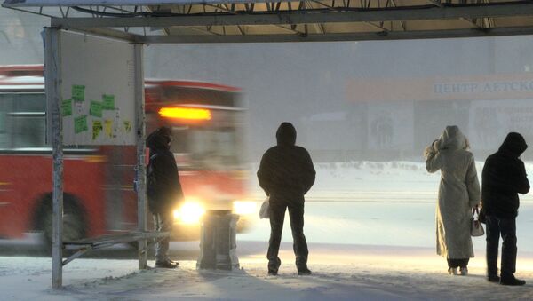 Пассажиры ждут автобус на остановке. Архивное фото - Sputnik Кыргызстан