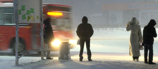Пассажиры ждут автобус на остановке. Архивное фото - Sputnik Кыргызстан