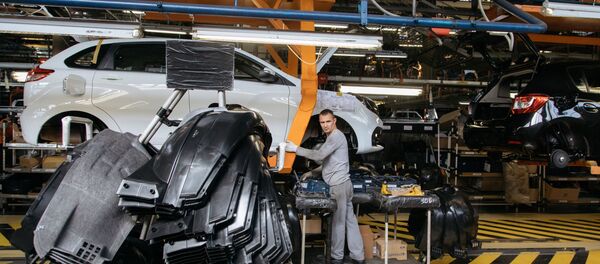 Сборка новых автомобилей на заводе АвтоВАЗ. Архивное фото Сборка новых автомобилей на заводе АвтоВАЗ. Архивное фото - Sputnik Кыргызстан