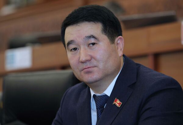 Шыкмаматовдун ордуна келген Нурбек Сыдыгалиев парламентте ант берди - Sputnik Кыргызстан