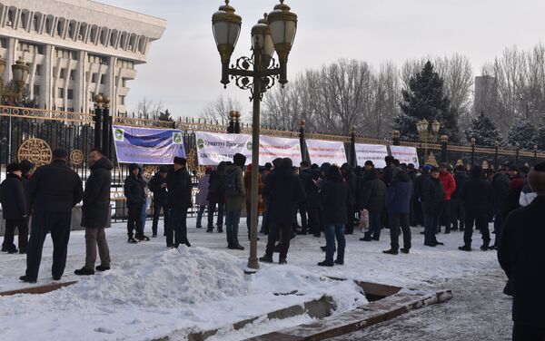 В Бишкеке возле здания Жогорку Кенеша проходит митинг против приграничных конфликтов - Sputnik Кыргызстан