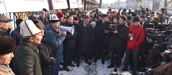 Жогорку Кеңештин алдында чек арадагы чыр-чатактарга байланышкан митинг өтүп жатканын Sputnik Кыргызстандын кабарчысы кабарлады Жогорку Кеңештин алдында чек арадагы чыр-чатактарга байланышкан митинг өтүп жатканын Sputnik Кыргызстандын кабарчысы кабарлады - Sputnik Кыргызстан
