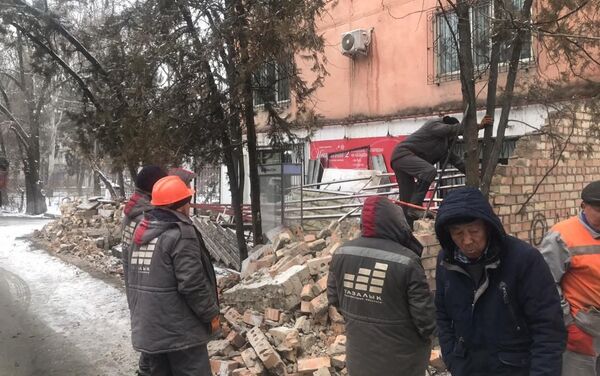 В Бишкеке на прошлой неделе демонтировали незаконную пристройку и ограждение - Sputnik Кыргызстан