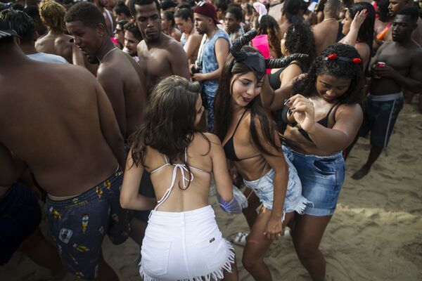 Участницы карнавала на пляже Копакабана в Бразилии - Sputnik Кыргызстан