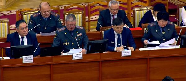Эжелеп жооп бере албай койгон Памир Асановду вице-спикер Касымалиева зекиди. Видео - Sputnik Кыргызстан
