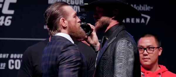 В Лас-Вегасе прошла первая дуэль взглядов Макгрегора и Серроне — видео - Sputnik Кыргызстан
