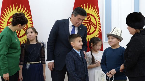 Встреча Сооронбая Жээнбекова с детьми, потерявшими своих родных в результате авиакатастрофы в селе Дача-Су  - Sputnik Кыргызстан