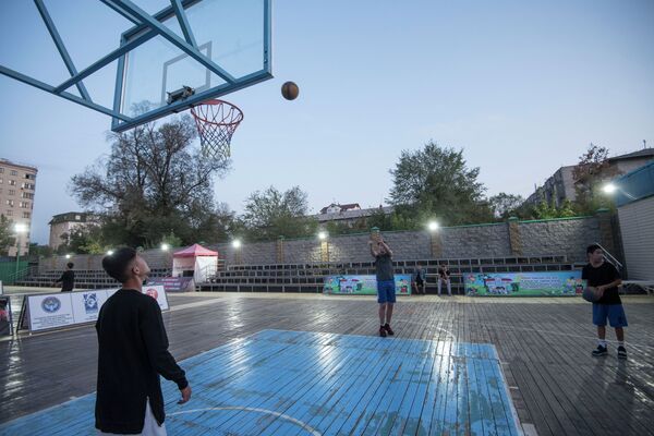 Я комплексовал из-за своего роста — капитан сборной КР по стритболу Я комплексовал из-за своего роста — капитан сборной КР по стритболу - Sputnik Кыргызстан