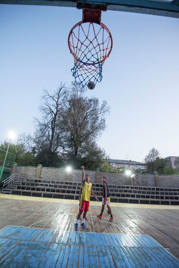 Я комплексовал из-за своего роста — капитан сборной КР по стритболу Я комплексовал из-за своего роста — капитан сборной КР по стритболу - Sputnik Кыргызстан