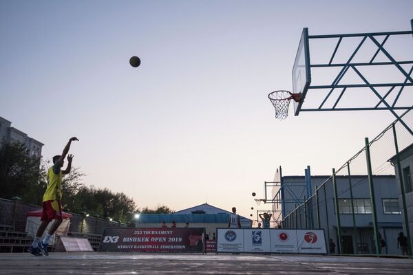 Я комплексовал из-за своего роста — капитан сборной КР по стритболу Я комплексовал из-за своего роста — капитан сборной КР по стритболу - Sputnik Кыргызстан