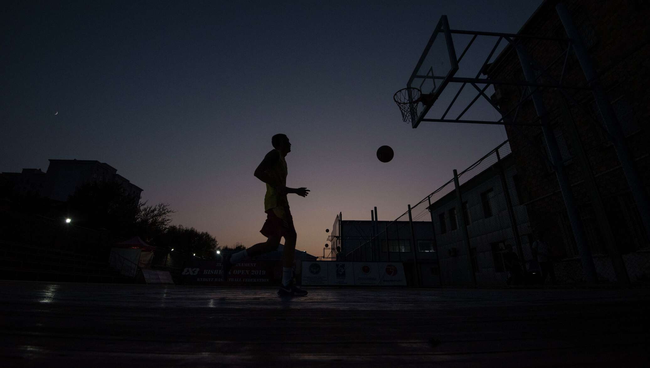 Ночные ли. Баскетбол ночью. Баскетбольная площадка в темноте. Фотосессия ночной баскетбол. Баскетбол, ночь, природа.