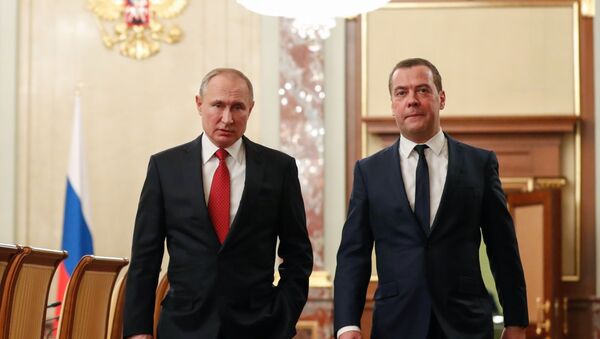  Россиянын президенти Владимир Путин жана мурдагы өкмөт башчысы Дмитрий Медведев. Архив - Sputnik Кыргызстан