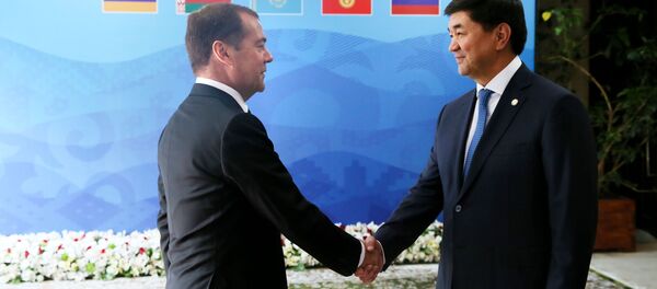 Встреча премьер-министра Кыргызстана Мухаммедкалыя Абылгазиева с заместителем председателя Совета безопасности России, бывшим председателем правительства Дмитрием Медведевым. Архивное фото - Sputnik Кыргызстан