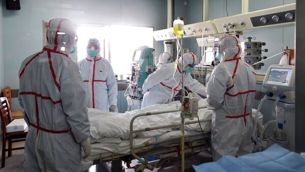 Медицинские работники осматривают больного пациента. Архив - Sputnik Кыргызстан