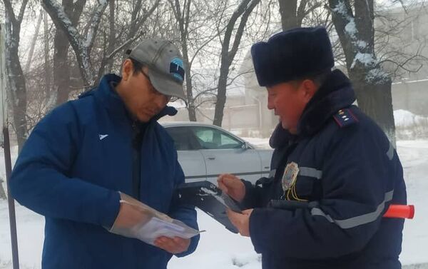 На всех стационарных постах Управления обеспечения безопасности дорожного движения Чуйской области с начала года инспекторы стали пользоваться планшетами - Sputnik Кыргызстан