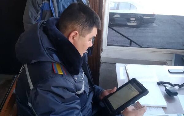 С помощью этих устройств можно выявлять подложные номера, информацию об угнанных авто, о лицах, которые либо уклоняются от уплаты штрафа или находятся в розыске - Sputnik Кыргызстан