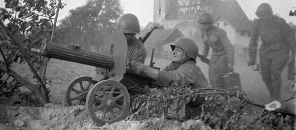 Великая Отечественная война 1941-1945 годов. Солдаты ведут пулеметный огонь в боях за Варшаву. - Sputnik Кыргызстан