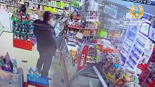 Продавщица в одиночку обезвредила вооруженного грабителя в Казахстане. Видео - Sputnik Кыргызстан