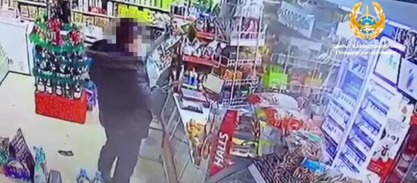 Продавщица в одиночку обезвредила вооруженного грабителя в Казахстане. Видео Продавщица в одиночку обезвредила вооруженного грабителя в Казахстане. Видео - Sputnik Кыргызстан