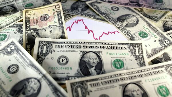 График алдында доллар банкноталары. Архив - Sputnik Кыргызстан