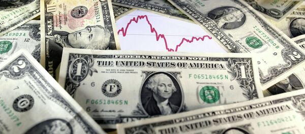 График алдында доллар банкноталары. Архив - Sputnik Кыргызстан