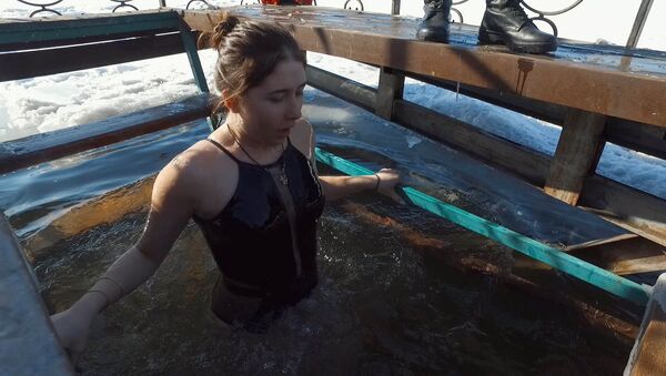 Как прошли крещенские купания под Бишкеком. Видео - Sputnik Кыргызстан