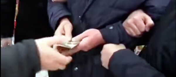 Экс-сотрудника МВД задержали после снятия денег со счета — видео Финпола КР - Sputnik Кыргызстан