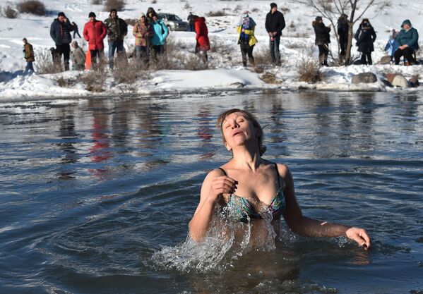 Традиционные купания в день Крещения Господня на реке Кара-Балта - Sputnik Кыргызстан