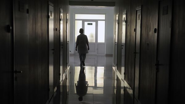Врач идет по коридору на больницы. Архивное фото - Sputnik Кыргызстан