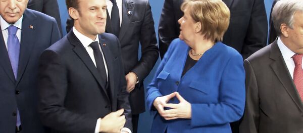 Макрон и Меркель потеряли Путина перед фотографированием. Видео - Sputnik Кыргызстан