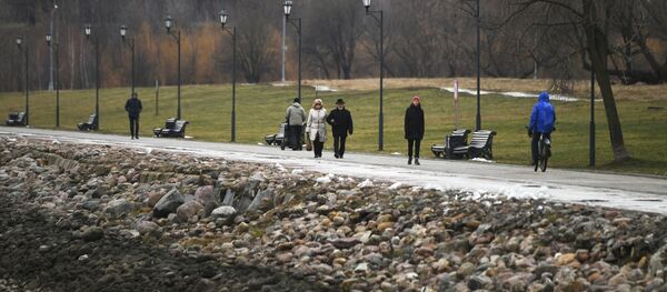 Люди прогуливаются по территории Московского музея-заповедника Коломенское. Архивное фото - Sputnik Кыргызстан