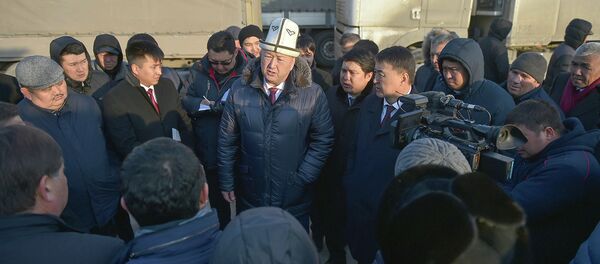 Вице-премьер-министры Кыргызстана Жениш Разаков и Замирбек Аскаров ознакомились с ситуацией на кыргызско-казахском участке границы Вице-премьер-министры Кыргызстана Жениш Разаков и Замирбек Аскаров ознакомились с ситуацией на кыргызско-казахском участке границы - Sputnik Кыргызстан