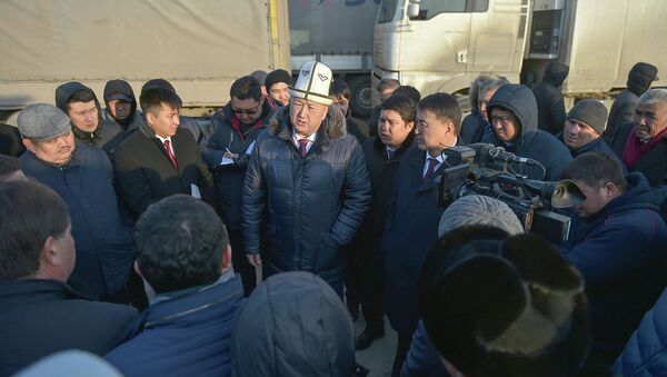 Вице-премьер-министры Кыргызстана Жениш Разаков и Замирбек Аскаров ознакомились с ситуацией на кыргызско-казахском участке границы - Sputnik Кыргызстан