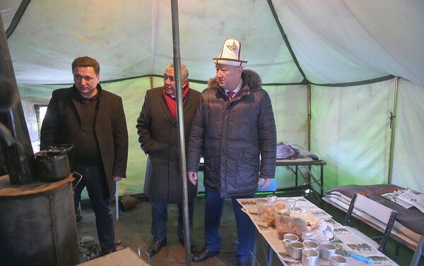 ля создания условий перевозчикам, которые столкнулись с временными ограничениями на границе в холодное время года, установлены палатки, где бесплатно предоставляется горячее питье. - Sputnik Кыргызстан