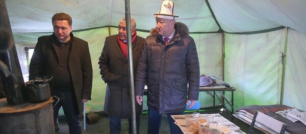 Кыргыз-казак чек арасындагы Ак-Тилек өткөрүү пунктунан өтүү татаалдашып, жүк ташуучулар үчүн чатырлар тигилип, ысык чай уюштурулду Кыргыз-казак чек арасындагы Ак-Тилек өткөрүү пунктунан өтүү татаалдашып, жүк ташуучулар үчүн чатырлар тигилип, ысык чай уюштурулду - Sputnik Кыргызстан